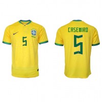Camisa de Futebol Brasil Casemiro #5 Equipamento Principal Mundo 2022 Manga Curta